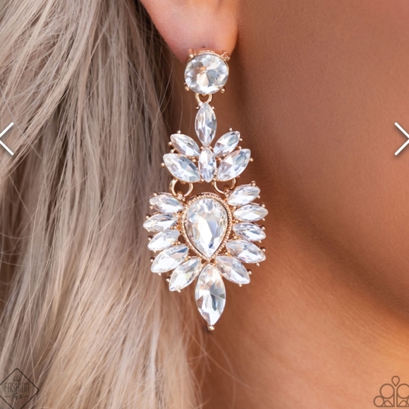 Darling Direction Gold Earrings 💛 ✨️  Gorgeousness - Picture 1 of 3